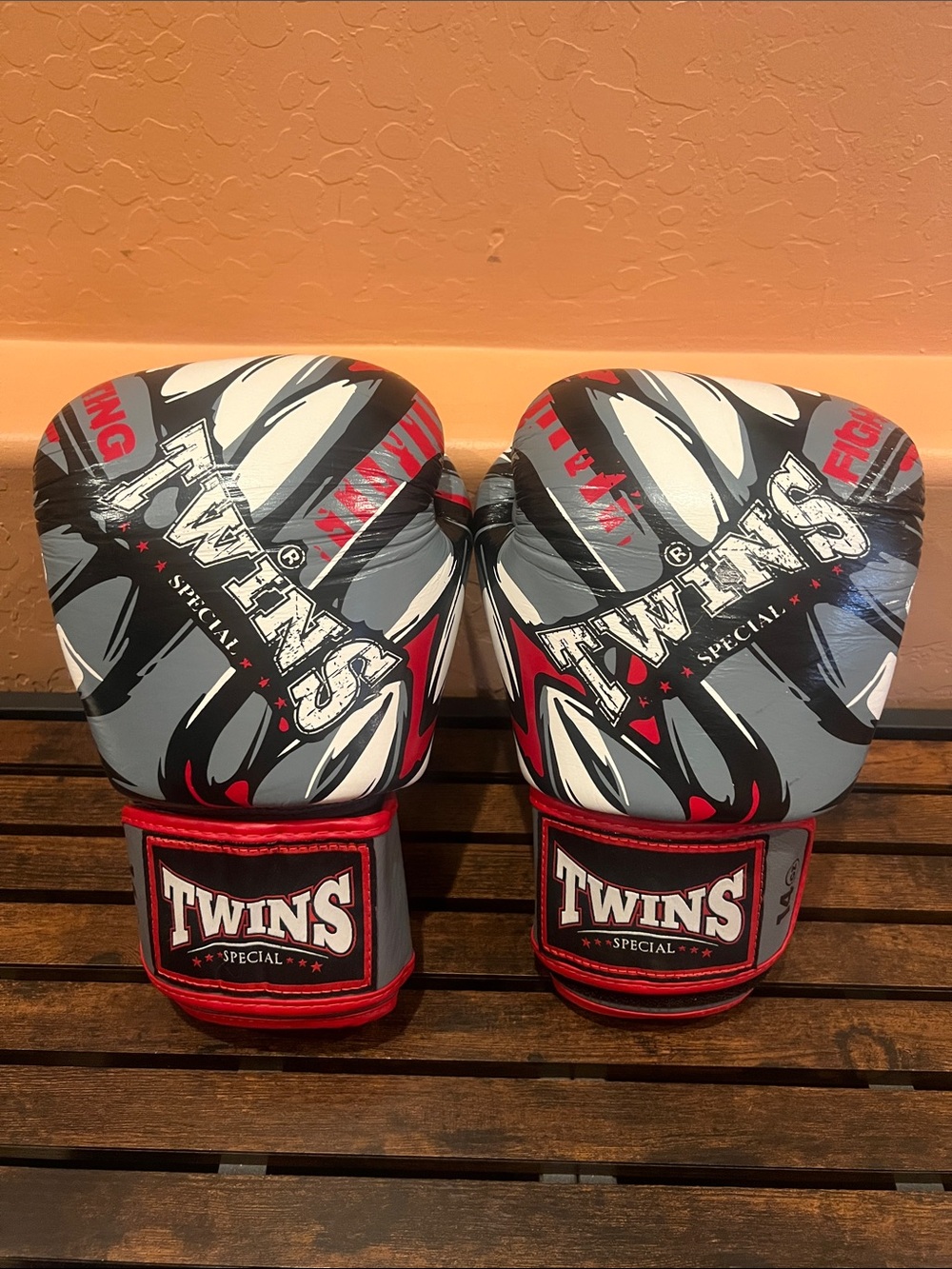 Muay Thai fighting gloves. 14 oz